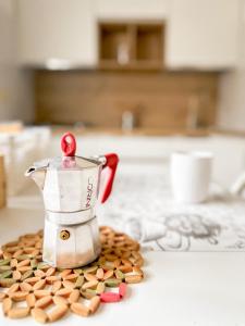 a blender sitting on top of a counter with cookies at La casa di Lory in Falconara Marittima