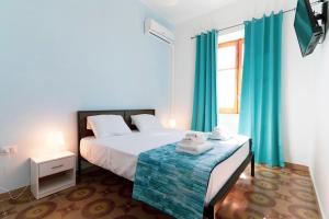 una camera da letto con letto e tende blu di Villa Nonno Alfonso a Marina di Camerota