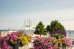 un ramo de flores en una cerca cerca de un puerto deportivo en Backskiste, en Schilksee