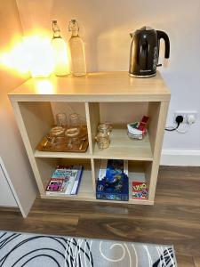 een kleine houten tafel met twee flessen erop bij Big Cozy Room near City Center in Dublin