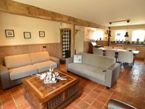 uma sala de estar com um sofá e uma mesa em Pleasant Holiday Home near the centre of Haaren em Haaren