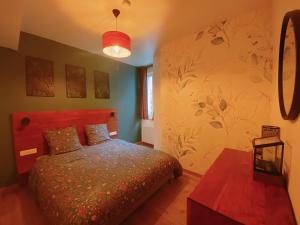 a bedroom with a bed with a red head board at Lisloft Appartement à 5 Min du ZooParc de Beauval, Centre ville Saint-Aignan in Saint-Aignan