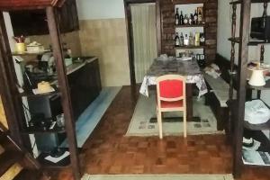 um quarto com uma mesa e uma cadeira vermelha em Vikendica Verići- Banja Luka em Jankovići