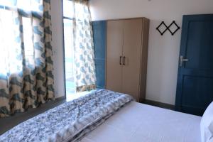- une chambre avec un lit et une fenêtre dans l'établissement Vista Solan, à Solan