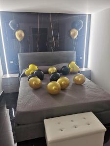 a group of balloons sitting on top of a bed at La casetta di gra in Palermo