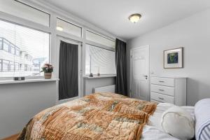 En eller flere senger på et rom på Charming Apartment in Central Reykjavík