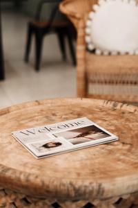 uma revista em cima de uma mesa de madeira em Chawal @ Swartwithpens em Marloth Park