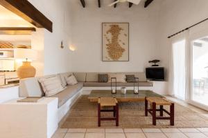 a living room with a couch and a table at Binisagoc B in Binibeca