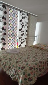 ロッカルメーラにあるCASA VACANZA ROCCALUMERA (ME)のガラスの窓とベッドのある寝室