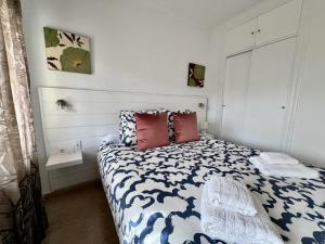 A bed or beds in a room at Las Palomas Beach