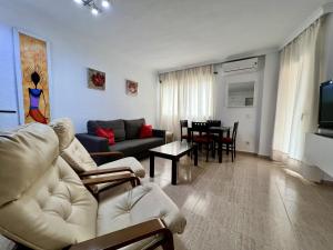 uma sala de estar com um sofá e uma mesa em Las Palomas by Beehive Vacances em Torremolinos