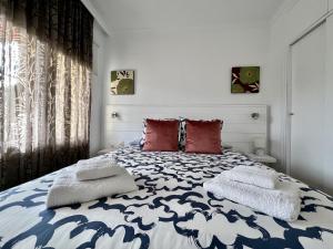 A bed or beds in a room at Las Palomas Beach