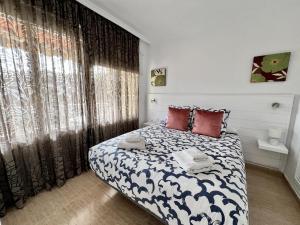A bed or beds in a room at Las Palomas Beach Még 12 kép