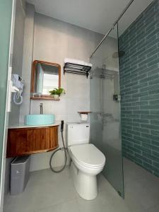 une salle de bain avec toilettes et douche en verre dans l'établissement Coco Villa-đảo Phú Quý, à Cu Lao Thu 61 autres photos