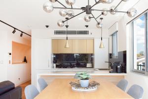 a dining room and kitchen with a table and chairs at Perfect Located 2-Bed with Spacious Balcony & BBQ in Sydney