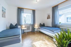 Tempat tidur dalam kamar di KU02 Business Apartment Monteurswohnung in Kasendorf (bei Kulmbach/Bayreuth/Bamberg) mit Küche, SMART TVs, Internet, bequemen Betten