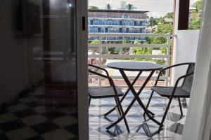 Rõdu või terrass majutusasutuses JIRAJIRA HOTEL