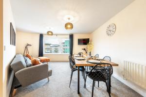 a living room with a table and a couch at Business & Family Friendly Accommodation with FREE Private Gated Parking in Hatfield - Business Park, Hertfordshire University, Fast trains to London in Hatfield