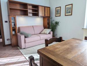ein Wohnzimmer mit einem Sofa und einem Tisch in der Unterkunft Sentirsi a casa in Verzuolo