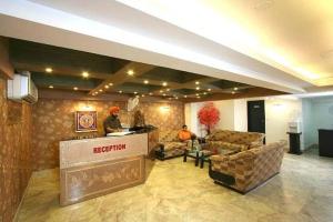 uma área de recepção de um hotel com dois homens no átrio em Hotel Jeniffer Inn em Nova Deli