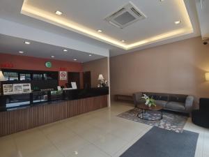 vestíbulo con zona de espera y sala de espera en Lumut Hotel en Lumut
