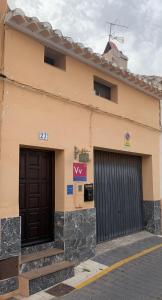 un edificio con due porte e un garage di Nuestra Casita de Papel a Cehegín