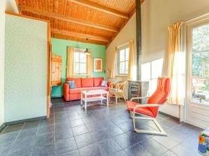 - un salon avec un canapé et des fauteuils rouges dans l'établissement Tranquil Holiday Home in Lage Zwaluwe with Terrace, à Lage Zwaluwe