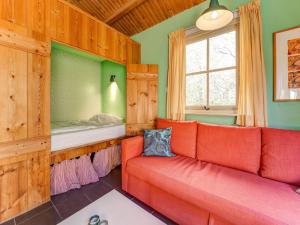 - un salon avec un canapé et des lits superposés dans l'établissement Tranquil Holiday Home in Lage Zwaluwe with Terrace, à Lage Zwaluwe