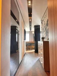 un pasillo con una habitación con comedor en Riverside luxury panorama home - SmartTV, FastWiFi, en Budapest