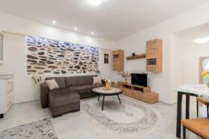 - un salon avec un canapé et une table dans l'établissement Paradise House, à Neos Marmaras