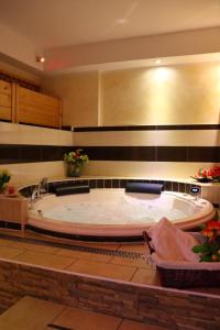 una grande vasca da bagno in una camera con di Hotel Paradiso a Falerna