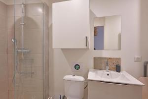 un bagno con wc, lavandino e doccia di Studio Andréa - Proche Théatres et Place des corps saints - WIFI ad Avignone