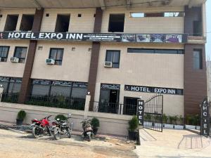 2 motos garées devant une auberge de l'hôtel evo dans l'établissement As Hotel Expo Inn, à Greater Noida