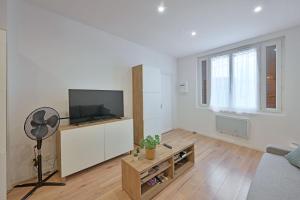 un soggiorno con TV a schermo piatto e ventilatore di Studio Andréa - Proche Théatres et Place des corps saints - WIFI ad Avignone