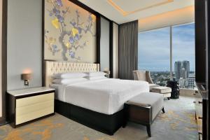 1 dormitorio con cama grande y ventana grande en Sheraton Colombo Hotel, en Colombo