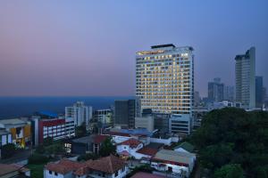 um horizonte da cidade com um edifício alto em Sheraton Colombo Hotel em Colombo