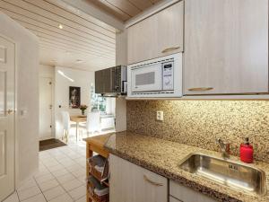 uma cozinha com um lavatório e um micro-ondas em Quaint Apartment in Oostkapelle Zealand with Terrace em Oostkapelle