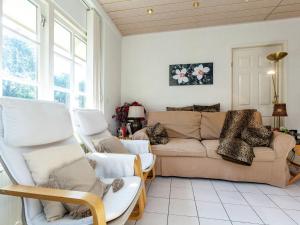 uma sala de estar com um sofá e cadeiras em Quaint Apartment in Oostkapelle Zealand with Terrace em Oostkapelle