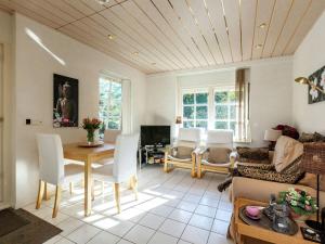 オーストカペッレにあるQuaint Apartment in Oostkapelle Zealand with Terraceのリビングルーム(テーブル、椅子付)