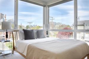 una camera con un letto e una grande finestra di Blueground Capitol Hill patio gym laundry SEA-729 a Seattle