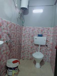 uma casa de banho com um WC e um lavatório em Hiraba Homestay em Cherrapunji