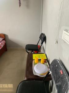 um pequeno quarto com uma mesa e uma cadeira em Hiraba Homestay em Cherrapunji