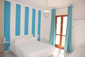 ヴァルデーリチェにあるDream on the Blue Houseの青と白のストライプの壁のベッドルーム(ベッド1台付)