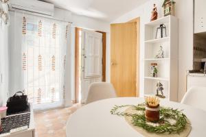 een witte eetkamer met een witte tafel en stoelen bij Cueva Alicante in Alicante +12 foto's