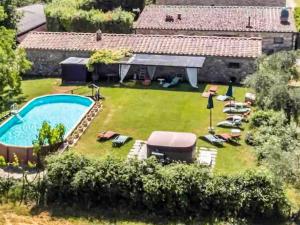 een luchtzicht op een achtertuin met een zwembad bij Casalino in Castelnuovo Berardenga