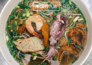 una ciotola di zuppa con carne e verdure dentro. di Coto Plus Hotel & Restaurant a Quang Ninh