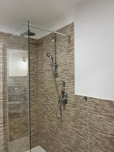 bagno con doccia e porta in vetro di House on the beach - Porto Rotondo a Porto Rotondo