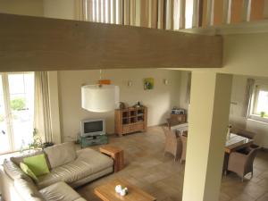 ein Wohnzimmer mit einem Sofa und einem Tisch in der Unterkunft Classy Holiday Home in Zuidzande with Sauna in Zuidzande