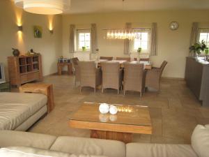 uma sala de estar com uma mesa e uma sala de jantar em Classy Holiday Home in Zuidzande with Sauna em Zuidzande