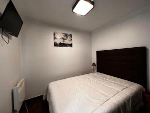 1 dormitorio con 1 cama y una foto en la pared en Frontera Blanca Superior, en Pas de la Casa